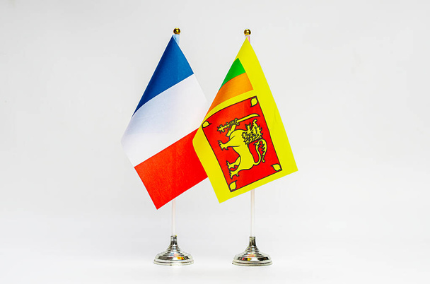 Banderas nacionales de Francia y Sri Lanka sobre un fondo claro. Banderas. - Foto, Imagen