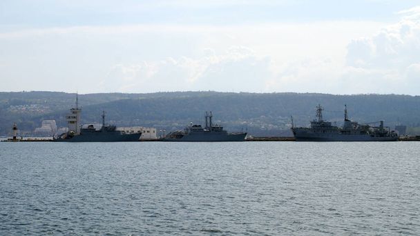 морские суда в порту Варна Болгария. - Фото, изображение