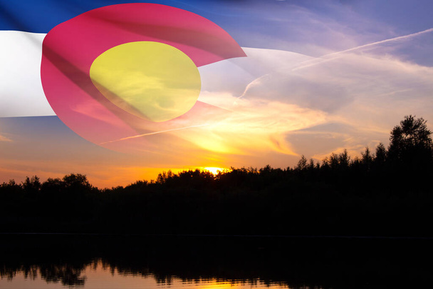 Coloradská vlajka s průhledností proti západu slunce - Fotografie, Obrázek