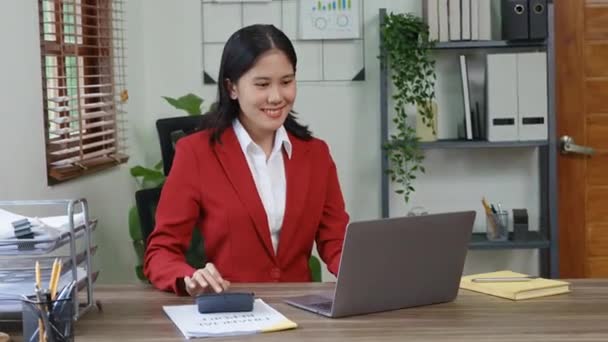 財務、計画、マーケティング、会計、アジアの従業員の肖像画は、仕事でコンピュータのラップトップ、文書や計算機を使用して財務諸表をチェックします。高品質4k映像 - 映像、動画