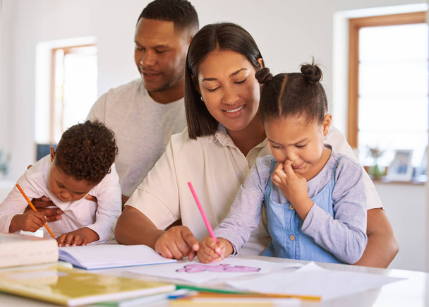 Οικογένεια, γονείς βοηθούν τα παιδιά τους με εργασίες και βιβλία στο γραφείο στο σπίτι τους. Υποστήριξη με το γράψιμο ή την ανάγνωση, την εκπαίδευση ή τη μάθηση και τη γυναίκα με τον άνδρα βοηθώντας τα παιδιά τους χρώμα σε ένα βιβλίο. - Φωτογραφία, εικόνα