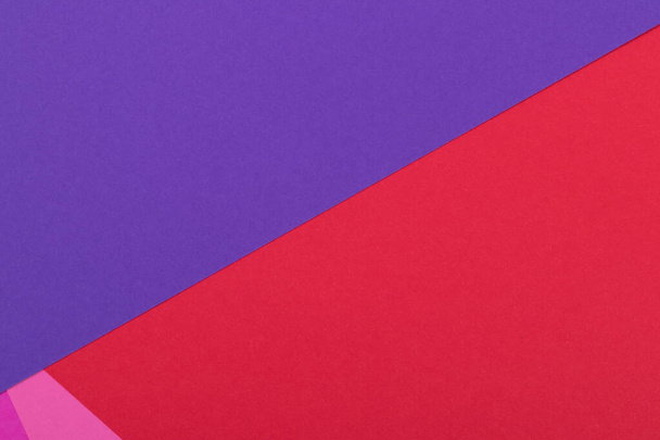 Fondo multicolor de un papel de diferentes colores. Mezcla de colores rosa, rojo y púrpura. Fondo geométrico. - Foto, imagen