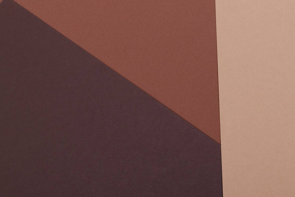 Многоцветный фон из бумаги разных оттенков коричневого. Геометрический фон. - Фото, изображение