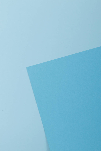 Mehrfarbiger Hintergrund aus einem Papier in verschiedenen Blautönen. Geometrischer Hintergrund. - Foto, Bild
