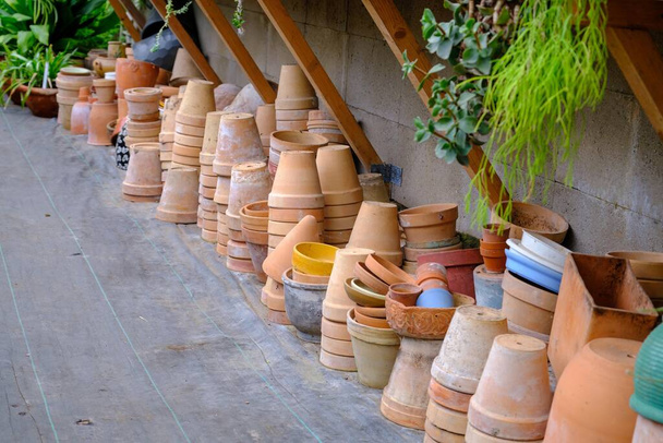 Outils de jardin et pots d'argile dans le jardin. Concept de jardinage. - Photo, image