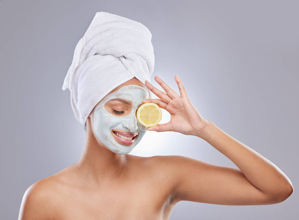 Güzellik, doğal kozmetik ve C vitamini için atölyedeki kadınla maske, cilt bakımı, limon ve cilt bakımı.. - Fotoğraf, Görsel