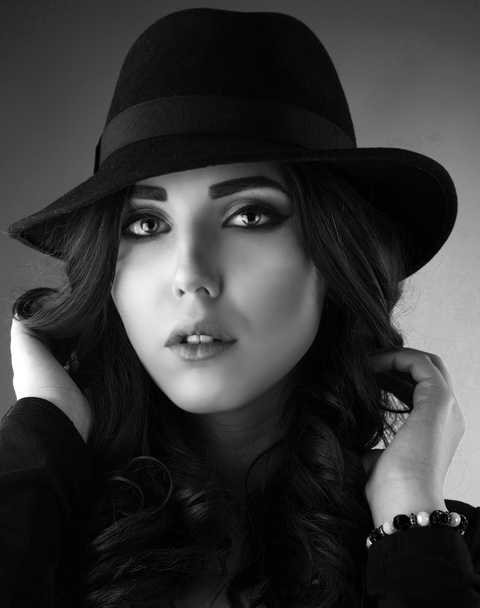 portrait noir et blanc d'une jeune belle femme - Photo, image