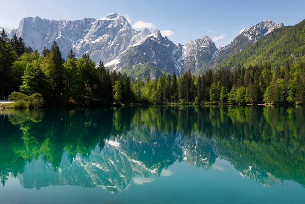 Cordilheira e o pico do Monte Mangart (2677 m) desde o Lago Fusine, Julian Alps, Tarvisio, Udine, Friuli Venezia Giulia, Itália fronteira com a Eslovénia, Europa - Foto, Imagem