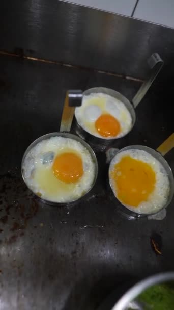 In der Küche eines Restaurants werden die Eier in Zeitlupe zubereitet. Hochwertiges FullHD-Filmmaterial - Filmmaterial, Video