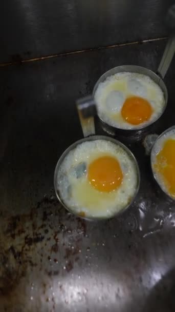 Os ovos estão sendo preparados na cozinha de um restaurante. Imagens FullHD de alta qualidade - Filmagem, Vídeo