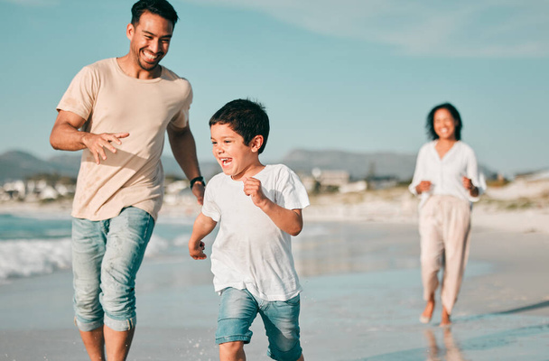 Rodina, otec a syn běží na pláži s matkou, oceán a energie s propojením na dovolenou, štěstí a svobodu. Rodiče, chlapec a bezstarostný na tropické dovolené v Mexiku, láska a péče venku. - Fotografie, Obrázek