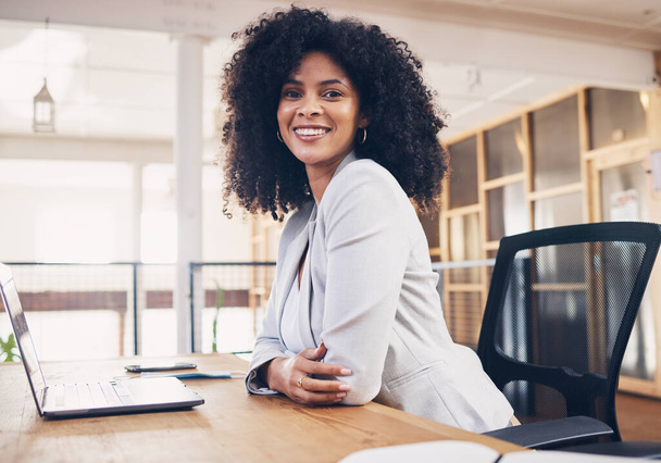 Portret biznesowej czarnej kobiety pracującej na laptopie do uruchamiania biura, zarządzania kadrami i planowania firmy. Szczęśliwy online profesjonalny pracownik, osoba lub menedżer zasobów ludzkich z komputerem. - Zdjęcie, obraz