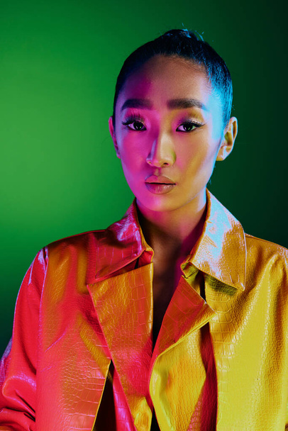 Mujer maquillaje piel elegante maquillaje moderno fondo luz belleza brillante amarillo disco alto colorido neón joven verde asiático moda - Foto, imagen
