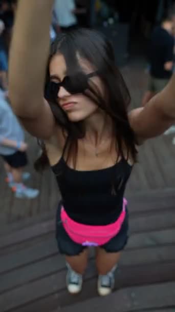 A kamera nagylátószögű képet készít egy gyönyörű lányról, aki a nyári parkban táncol, miközben táncol. Kiváló minőségű FullHD felvételek - Felvétel, videó