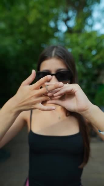 La encantadora joven muestra sus manos con anillos en ellas. Imágenes FullHD de alta calidad - Metraje, vídeo