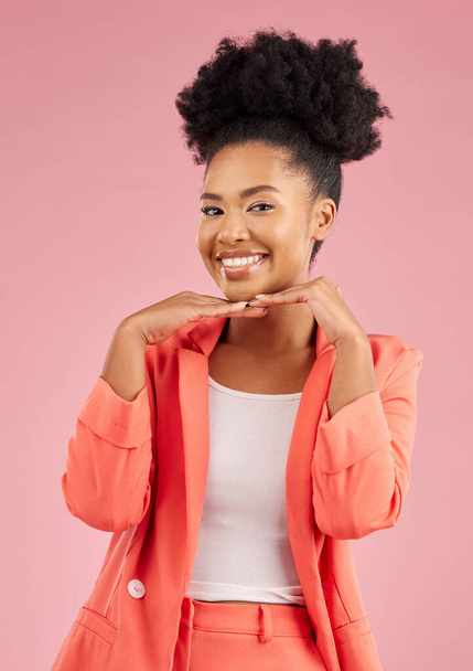 Retrato, moda y belleza con una mujer afro en estudio aislado sobre fondo rosa para el estilo de moda. Sonrisa, pelo y cara con una joven africana feliz o confiada posando en un traje de ropa. - Foto, imagen