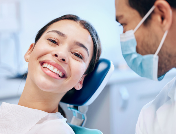 Terveydenhuolto, hammaslääkäri ja muotokuva naisesta hammashoitoon, hampaiden valkaisuun ja kuulemiseen. Lääketieteellinen konsultointi, hammaslääketiede ja oikomishoidon potilaan suuhygienia, hyvinvointi ja puhdistus. - Valokuva, kuva