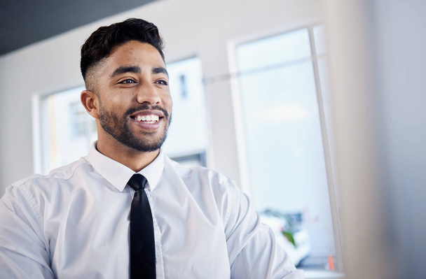 金融コンサルタントまたは労働者としてのキャリアのためのオフィスで笑顔でプロ,男,成功. ブローカー, 幸せと積極的な表現を持つビジネス男性または従業員との企業の職場で直面 - 写真・画像