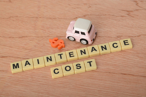 Leluauto tekstillä MAINTENANCE COST.Planning hallita liikenteen rahoituskustannukset - Valokuva, kuva