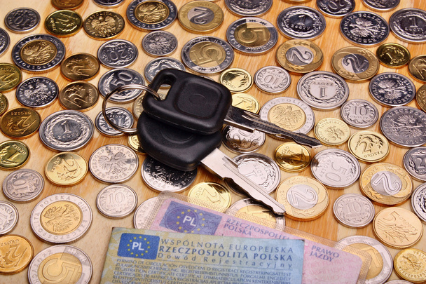 Documentos llaves del coche y dinero
 - Foto, Imagen