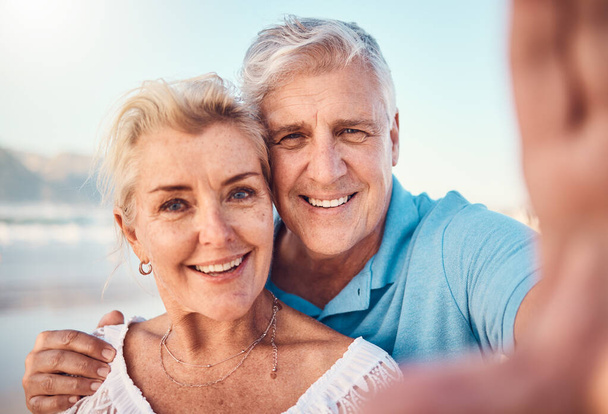 Selfie, glimlach en oud stel op het strand voor vakantie om liefde, huwelijk en herinnering te vieren op social media. Digitale fotografie, senior man en gelukkige vrouw ontspannen op oceaan pensioen vakantie samen - Foto, afbeelding