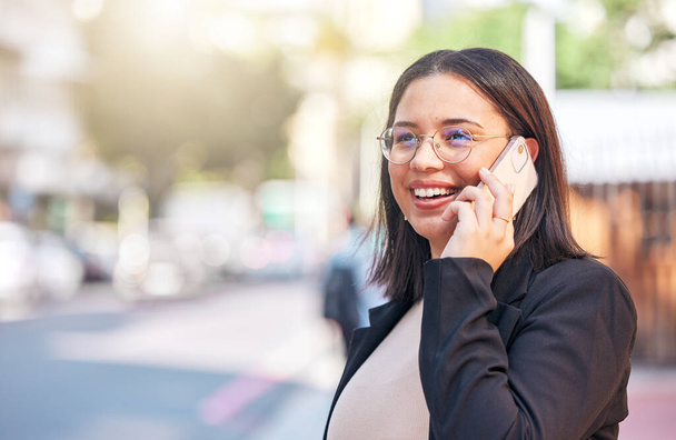 Ευτυχισμένος, τηλεφώνημα και επιχειρηματίας στην πόλη για επικοινωνία, δικτύωση και επαφή. Τεχνολογία, συνομιλία και επαγγελματική με γυναίκα υπάλληλο σε εξωτερικούς χώρους για συνομιλία, σύνδεση και online. - Φωτογραφία, εικόνα