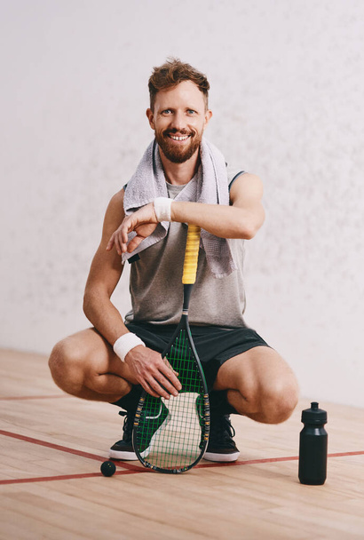 .Portrait d'un jeune homme faisant une pause après avoir joué à un jeu de squash - Photo, image