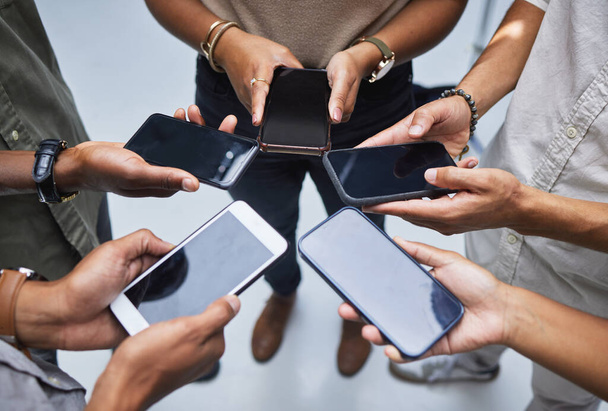Группа, экран макета телефона и круг людей с мобильным приложением, мультимедийная сеть и контакт сверху. Крупный план, руки и команда с технологией смартфонов, цифровое скачивание и обмен пользовательскими данными. - Фото, изображение