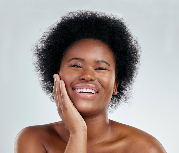 Mujer negra feliz, retrato y afro en cuidado de la piel, belleza natural o cosméticos sobre un fondo de estudio blanco. Rostro de mujer africana emocionada sonrisa para una piel perfecta, spa o tratamiento facial. - Foto, Imagen