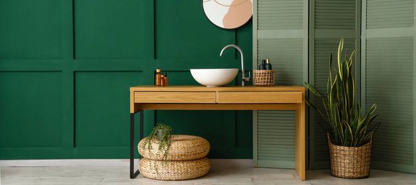 Interiér stylové koupelny s umyvadlem, zrcadlem, dřevěným stojanem a sklopnou stěnou. Nápis pro design - Fotografie, Obrázek
