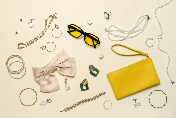 Elegantes accesorios con gafas de sol y bolsa sobre fondo claro - Foto, imagen