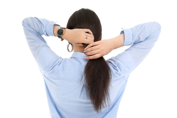 Молода жінка з наручним годинником ізольована на білому тлі, вид ззаду - Фото, зображення