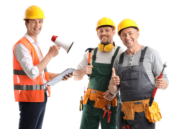 Команда мужчин-строителей на белом фоне - Фото, изображение