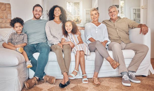 Χαρούμενη μεγάλη οικογένεια, πορτρέτο και να χαλαρώσετε στον καναπέ μαζί για διακοπές Σαββατοκύριακο ή συγκόλληση στο σπίτι. Διαφυλετικοί γονείς, παππούδες και παιδιά χαμογελούν στην ευτυχία για ποιοτικό χρόνο στον καναπέ στο σαλόνι. - Φωτογραφία, εικόνα