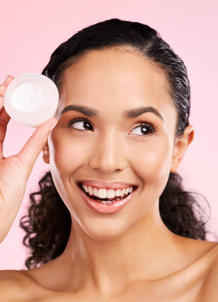 Skincare, ευτυχισμένη και γυναίκα με κρέμα βάζο στο στούντιο απομονώνονται σε ένα ροζ φόντο. Χαμόγελο, ομορφιά και φυσικό μοντέλο με δοχείο ενυδάτωσης, αντηλιακό καλλυντικό και δερματολογικό προϊόν για ευεξία. - Φωτογραφία, εικόνα