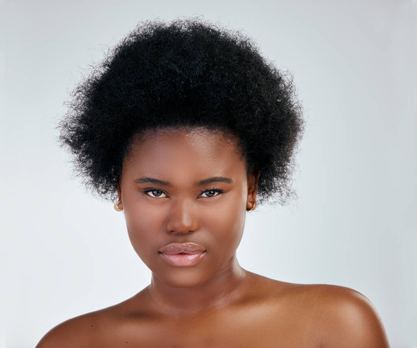 Arc, bőr és komoly fekete nő a stúdióban elszigetelve, fehér háttérrel. Portré, szépség és természetes afrikai modell kozmetikumokkal, spa arckezelés és esztétikai, wellness vagy bőr egészség. - Fotó, kép