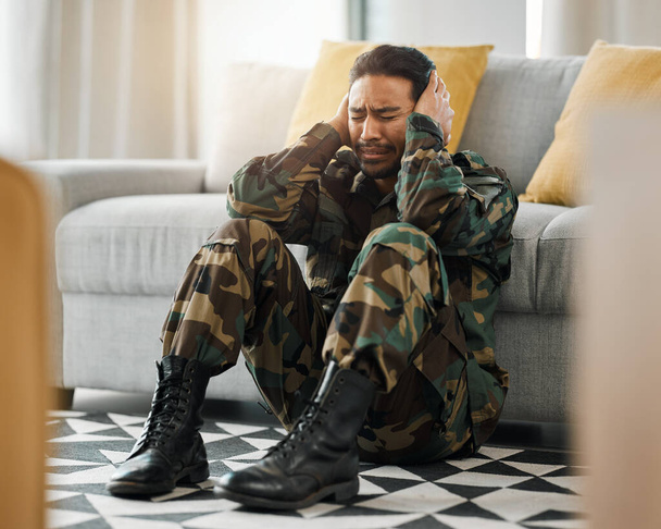 Asker, üzgün ve travma sonrası stres, stres ve psikoloji için oturma odasında bir adamla. Ordu, ordu ve savaş gazisi akıl sağlığı, manik depresif ve şizofreni sorunları için evinde travma geçiriyor.. - Fotoğraf, Görsel