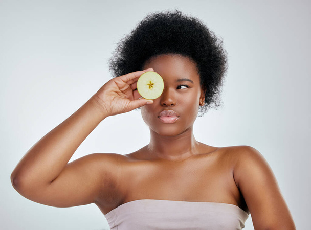 白いスタジオの背景に対する食事,自然栄養,健康のための黒人女性,リンゴとアフロ. アフリカの女性の人物の顔や繊維,ビタミン,スキンケアウェルネスのための有機フルーツのモデル. - 写真・画像