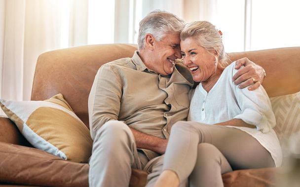 Öreg pár a kanapén, ölelés és nyugdíjazás együtt, szeretet és gondoskodás a házasságban az emberekkel otthon. Pihenjen a nappaliban, élettárs és nyugdíj, férfi és nő kötődés bizalommal és elkötelezettséggel. - Fotó, kép