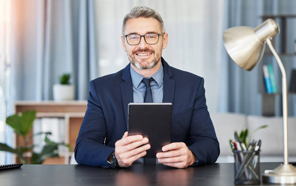 Επαγγελματίας άνδρας, γυαλιά και tablet σε πορτρέτο σε γραφείο για επιτυχία στο γραφείο με οικονομικό διευθυντή. Ηγέτης, σπασίκλας και πρόσωπο με την τεχνολογία στο τραπέζι με θετική έκφραση για τις επιχειρήσεις στην εργασία - Φωτογραφία, εικόνα
