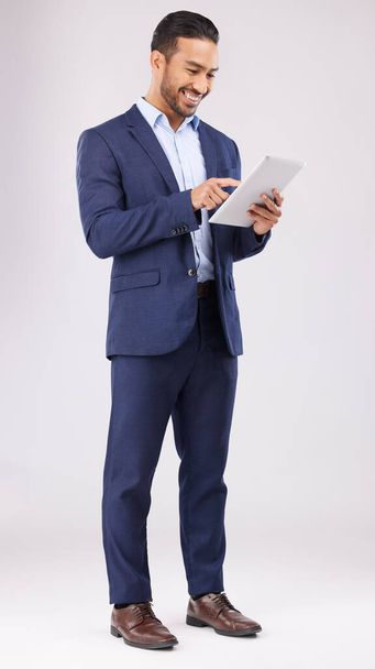 Hombre asiático feliz, negocio y tableta en estudio para la planificación en línea, el comercio de datos y la información de Internet sobre fondo blanco. Comerciante corporativo, tecnología digital y conexión de red para la aplicación en el sitio web. - Foto, imagen