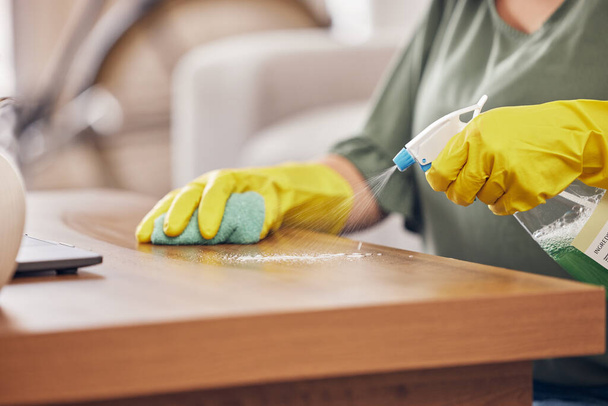 Hände, Handschuhe und Reinigungspersonal warten einen Tisch in einem Heim vor Keimen oder Schmutz ab. Reiniger, Staub- und Gummischutz mit Spray für den Haushalt mit einer Frau in einer sauberen Wohnung. - Foto, Bild