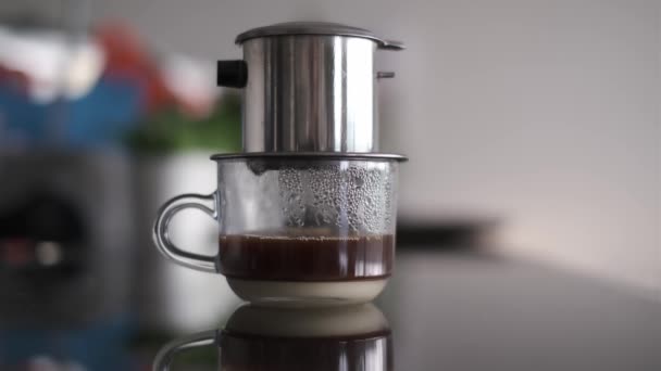 Vietnam 'dan yapılmış bir bardak kahve yapma sürecinin seçmeli odak görüntüleri. Bokeh' li veya bulanık arkaplanlı kahve. - Video, Çekim
