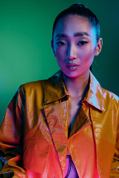 Nainen ylös kauneus trendikäs vihreä neon meikki naisten muodissa keltainen kaunis valo tehdä Aasian monivärinen disco muoti brunette värikäs muotokuva yö poseeraa klubi - Valokuva, kuva