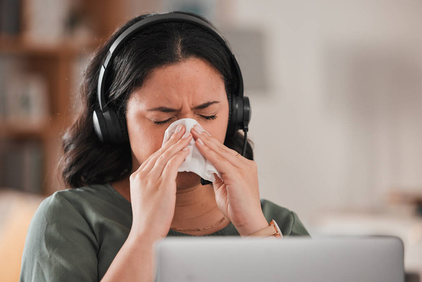 Γυναίκα, άρρωστη και φυσάει μύτη στην εργασία από το γραφείο στο σπίτι για τις αλλεργίες, τον κρύο ιό και τον κίνδυνο γρίπης του συμβούλου τηλεπωλήσεων. Γυναίκα εικονική βοηθός, πράκτορας πωλήσεων ή φτάρνισμα στο φορητό υπολογιστή για το πρόβλημα αλλεργίας. - Φωτογραφία, εικόνα