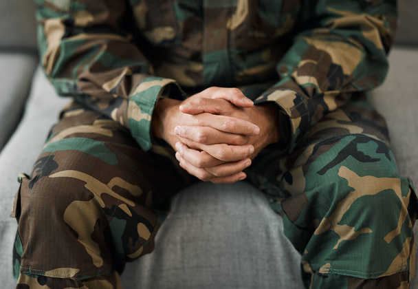 Χέρια, βετεράνος του στρατού και θεραπεία στο γραφείο με συμβουλές καναπέ ή ακούγοντας ψυχολόγο για την επούλωση της ψυχικής υγείας. Άγχος, άγχος και στρατιώτης σε θεραπεία με τραύμα, πρόβλημα ή κατάθλιψη. - Φωτογραφία, εικόνα