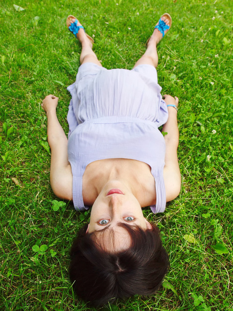 Беременная женщина лежит на траве
. - Фото, изображение