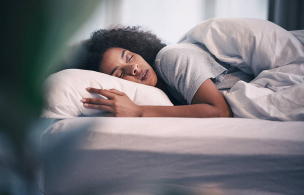 睡眠,黒人女性,ベッド,朝の昼寝,落ち着いた静けさ. 家,寝室および疲れた女性の人は週末に夢見る毛布が付いている枕でリラックスして快適. - 写真・画像