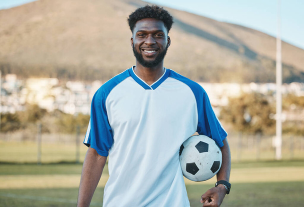 Voetbal, voetballer of portret van een zwarte man met een glimlach in sporttraining, spel of wedstrijd op het veld. Happy, fitness of trotse Afrikaanse atleet in de praktijk, oefening of training op grasveld. - Foto, afbeelding