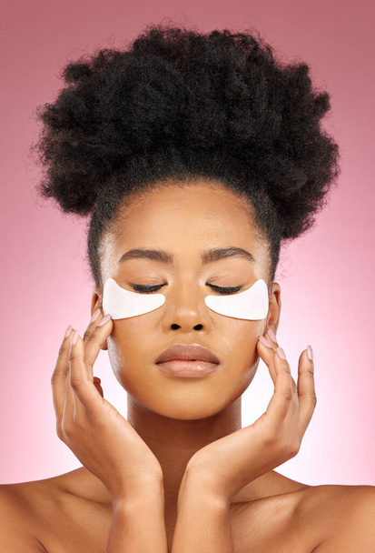 Δέρμα, κάλυμμα ματιού ή μάσκα προσώπου γυναίκας για δερματολογία, ευεξία και λάμψη περιποίησης. Κολλαγόνο, αποτοξίνωση και καλλυντικά ενός μαύρου γυναικείου μοντέλου με spa προσώπου για αυτοπεριποίηση σε ροζ φόντο στούντιο. - Φωτογραφία, εικόνα